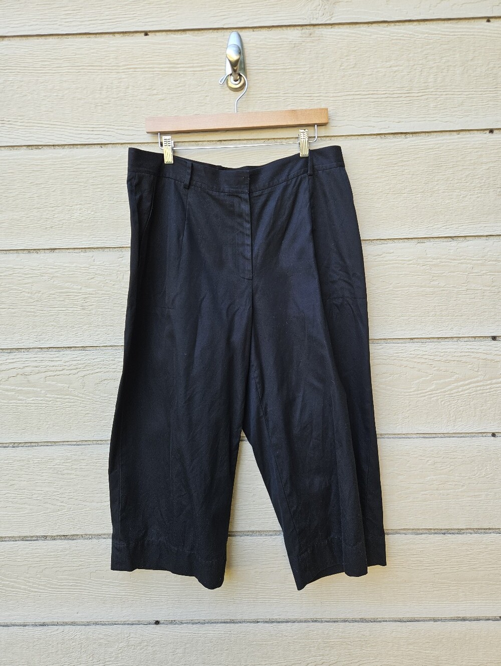 Emanuel Ungaro Woman black wide leg capri pants size 14 or 48 with 20 in inseam
